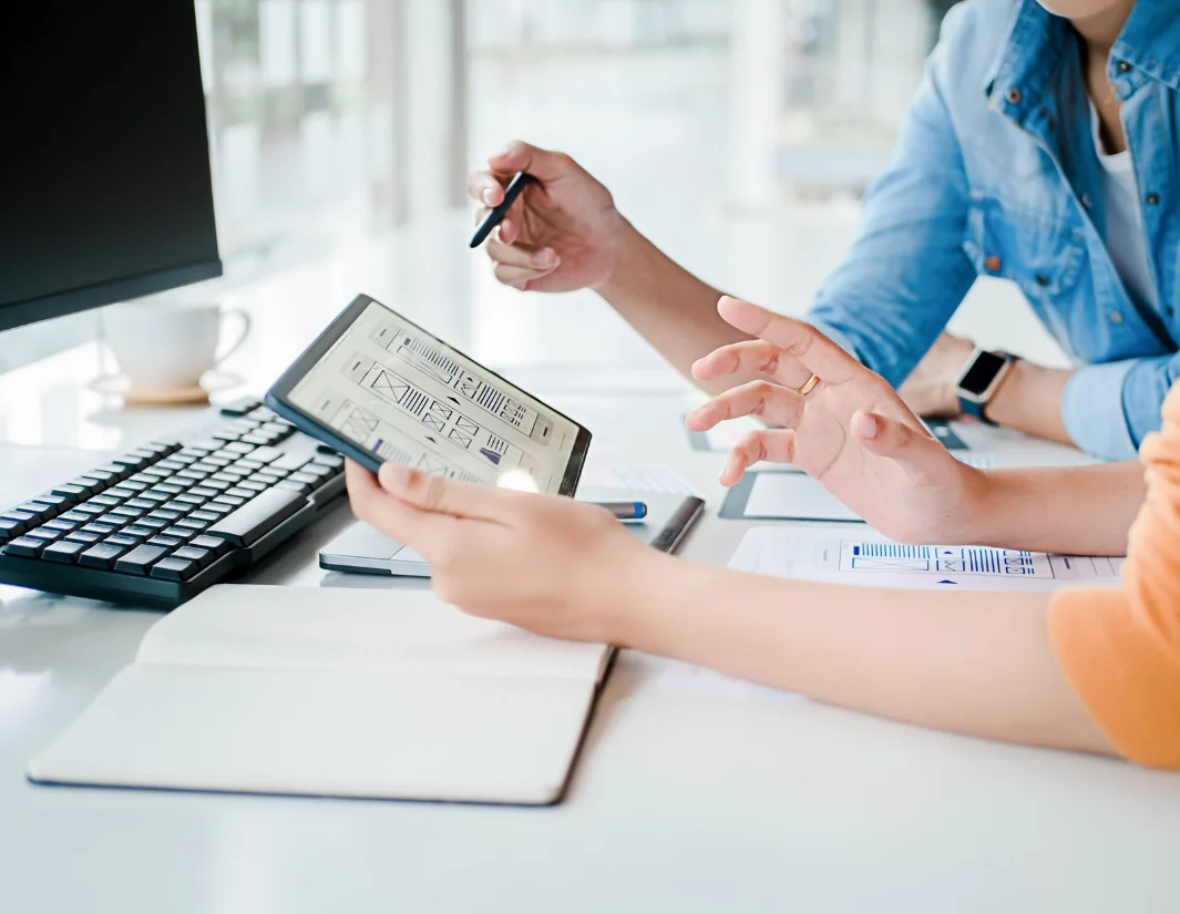 Améliorer référencement web Deux experts SEO en train d'améliorer le référencement d'un site web