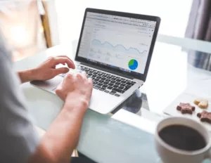 Un expert SEO devant un ordinateur