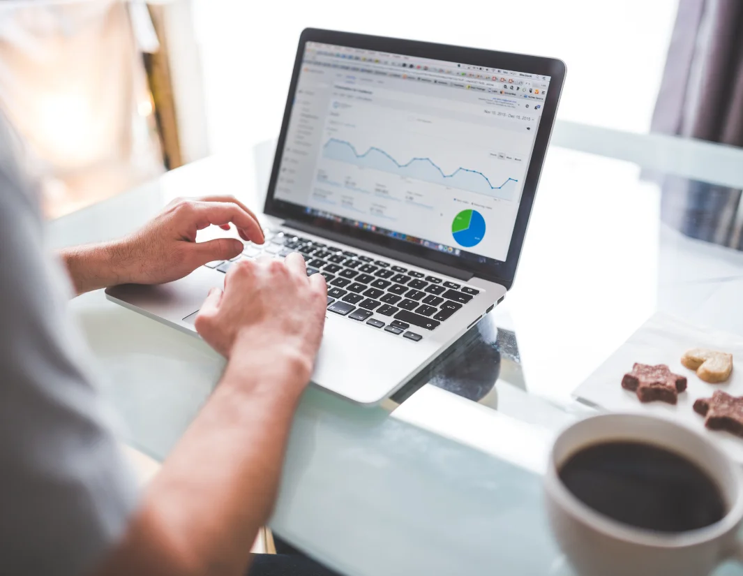 Expert SEO Un expert SEO devant un ordinateur