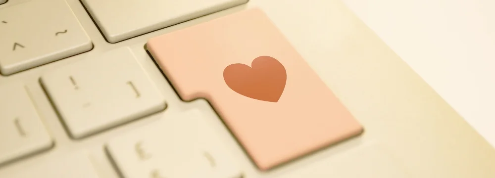Un clavier avec un coeur pour représenter le Community Management