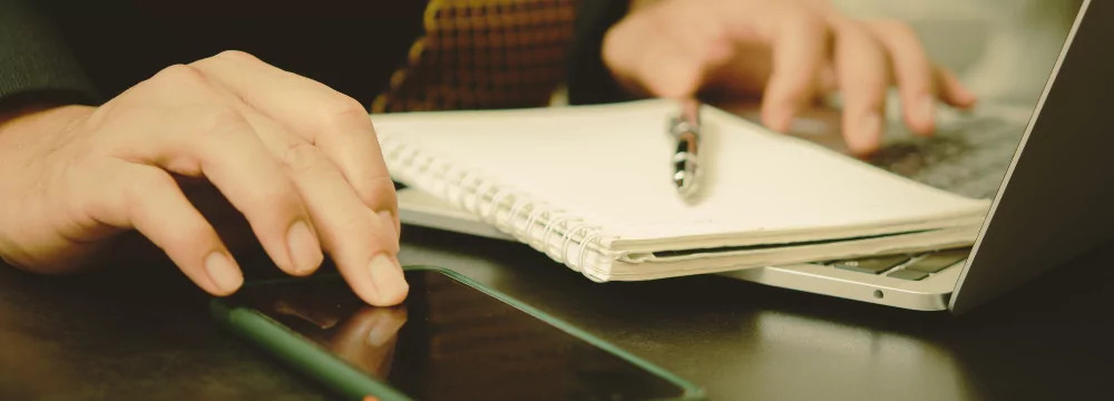 Un carnet avec un stylo pour représenter la rédaction web