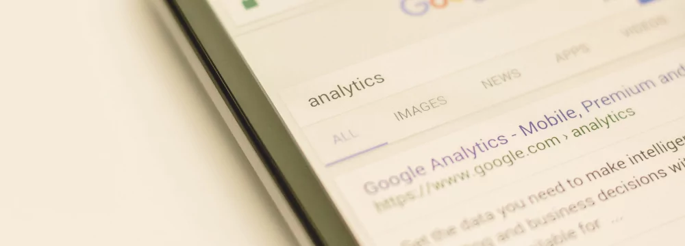 Un iPad avec une recherche Google pour représenter le référencement SEO
